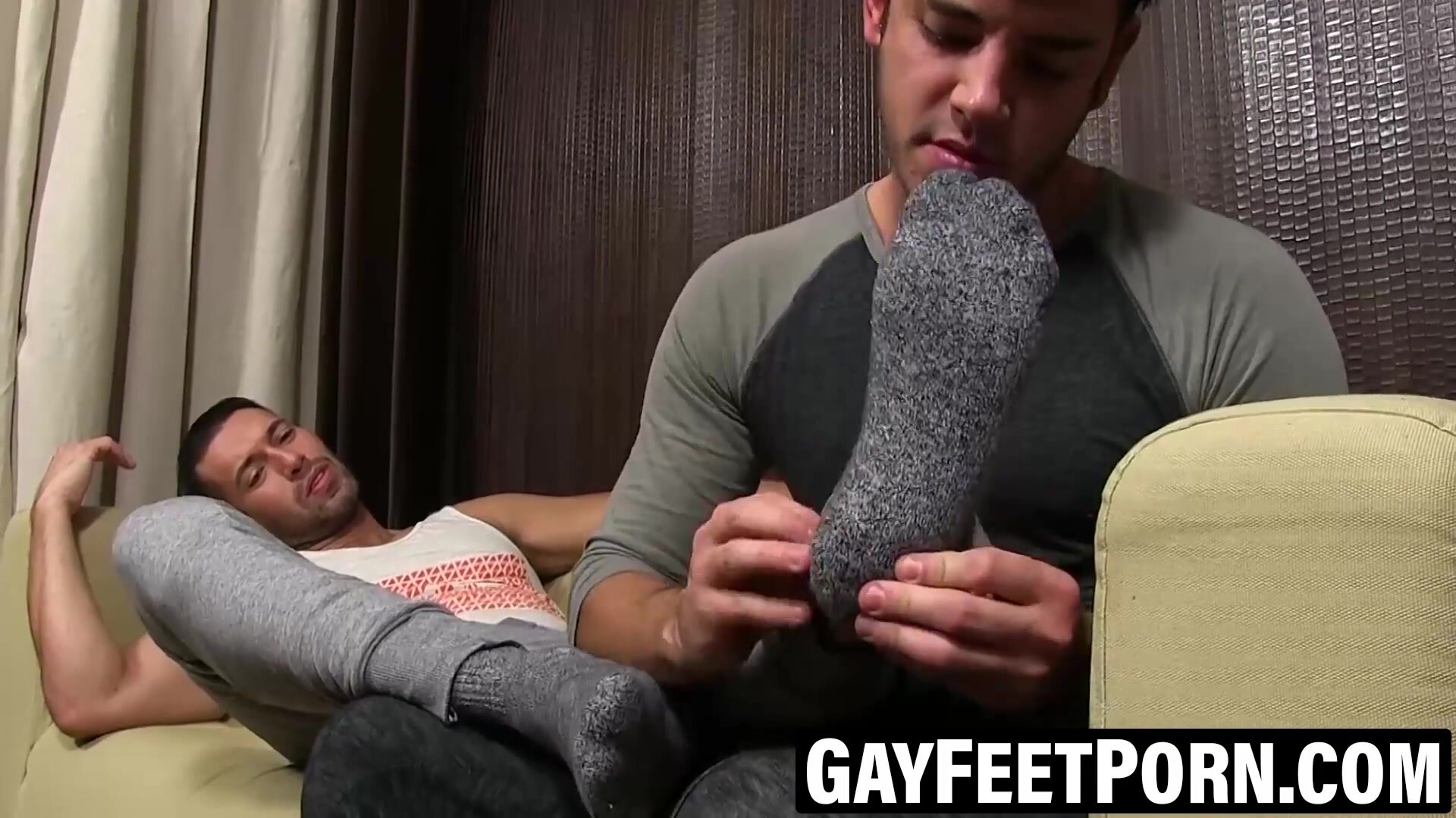 Hunky dude sighs through toe sucking ecstasy